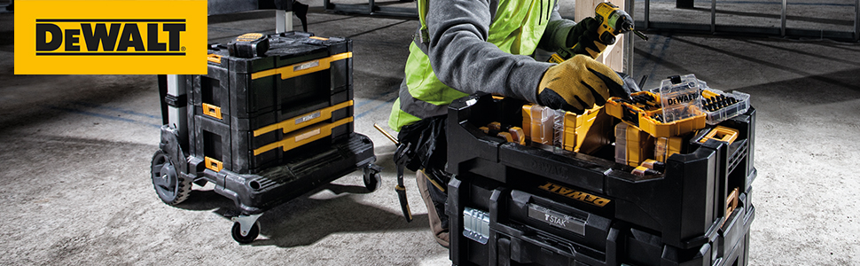 Ein Mann entnimmt Zubehör aus einer Zubehörbox.