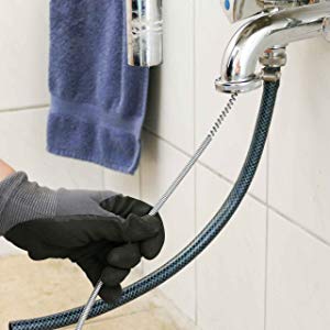 Rohrreinigungsspirale mit Bohrspitze einführen