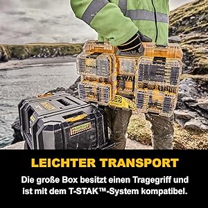 Ein Mann trägt mehrere Zubehörboxen von einer Outdoor-Baustelle.