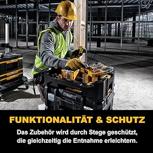 Ein Mann entnimmt Zubehör aus einer Zubehörbox.