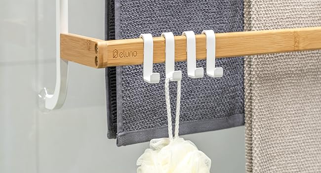 Es befinden sich 4 Haken an der untersten Handtuchstange, Bürste und Schwamm hängen an den Haken