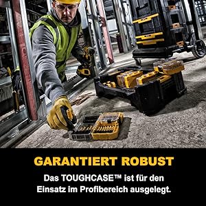 Ein Mann entnimmt einer Zubehörbox einen Aufsatz.