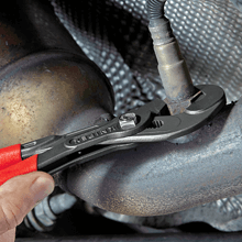 Zange fasst spielfrei am Werkstück zu