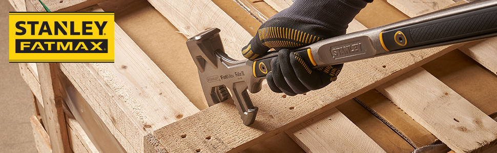 Eine Person öffnet mit der Fubar eine Holzkiste.