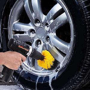 Reinigung Auto Rad mit Bohrbürste