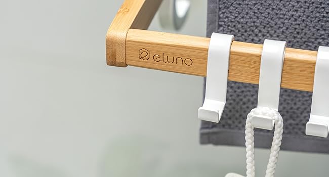 Nahaufnahme zweier Haken und einer Bambushandtuchstange mit unserem eluno Logo