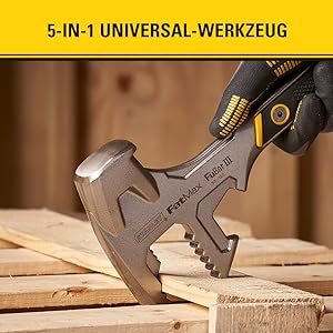 Detailansicht des Werkzeugkopfes mit dem gerade eine Holzkiste geöffnet wird.